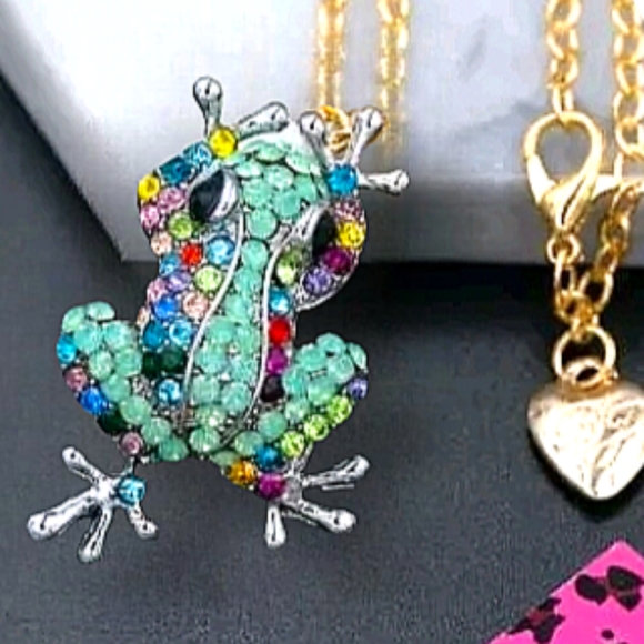Silver plated multicolor crystal frog necklace/brooch with gold chain - Picture 5 of 16